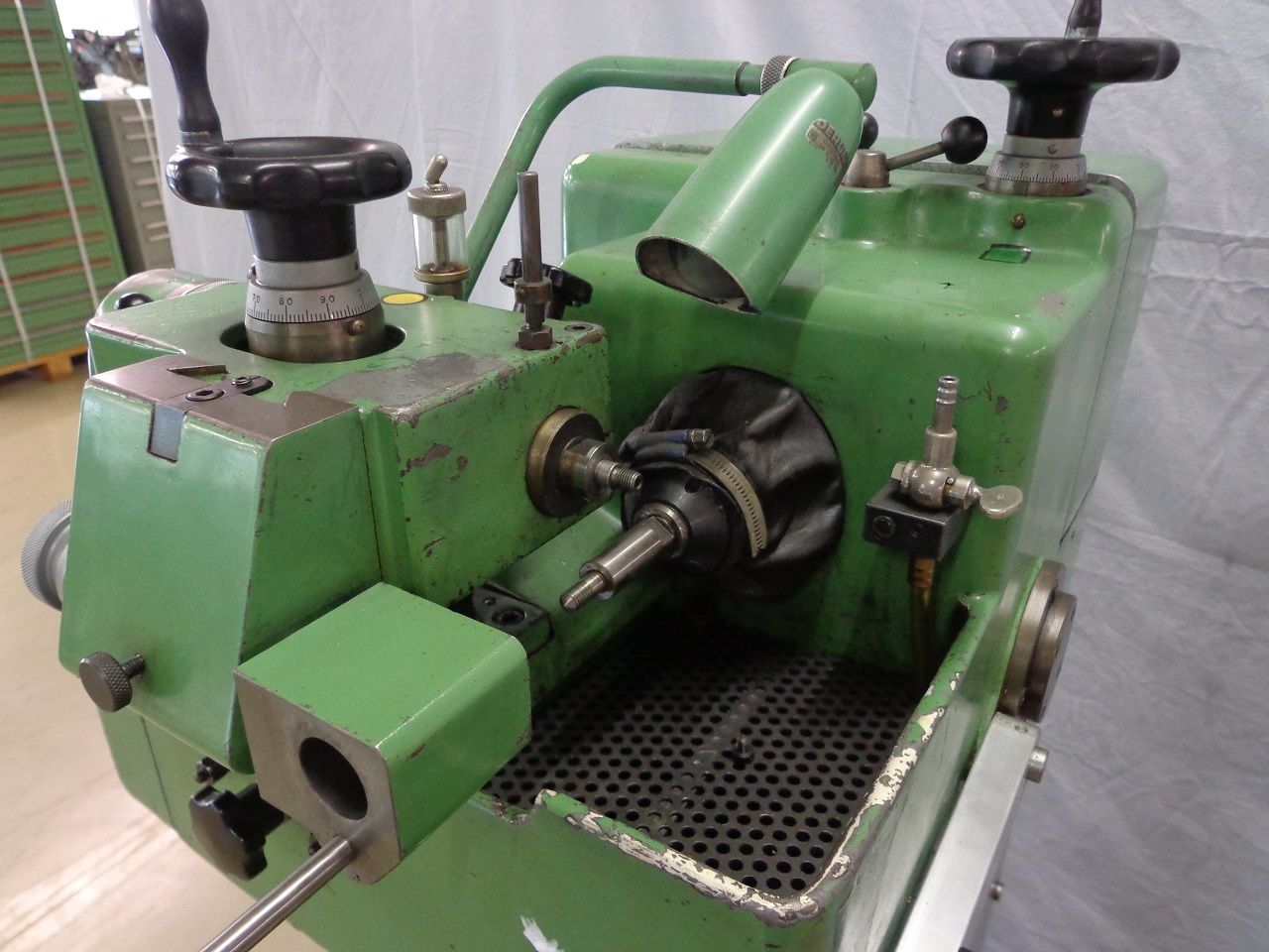Tool & Cutter Grinders/TOOL AND CUTTER GRINDER STRAUSAK 124