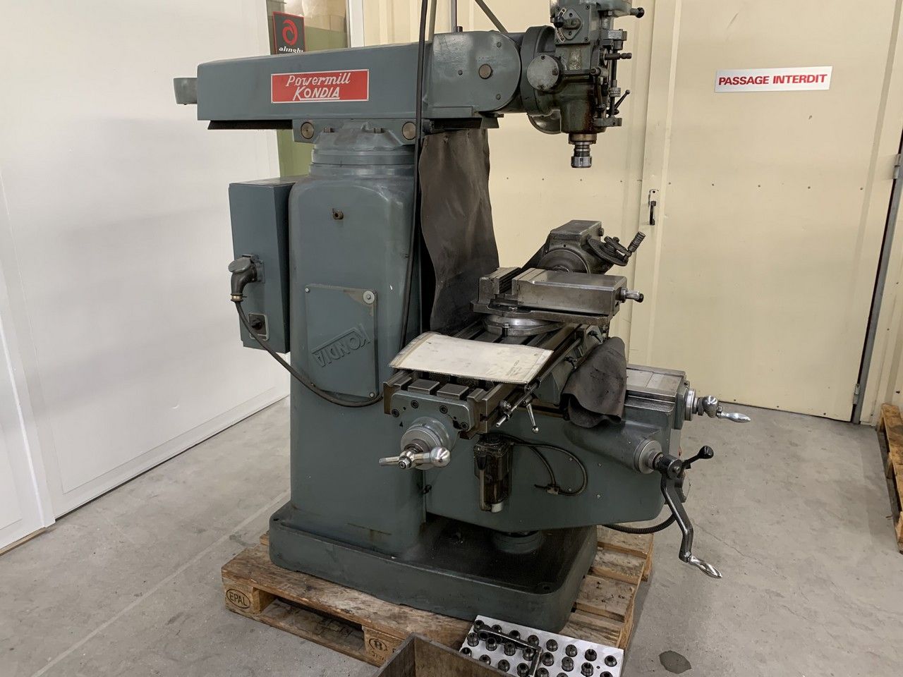 Milling/UNIVERSAL MILLING MACHINE KONDIA TYPE FV-1