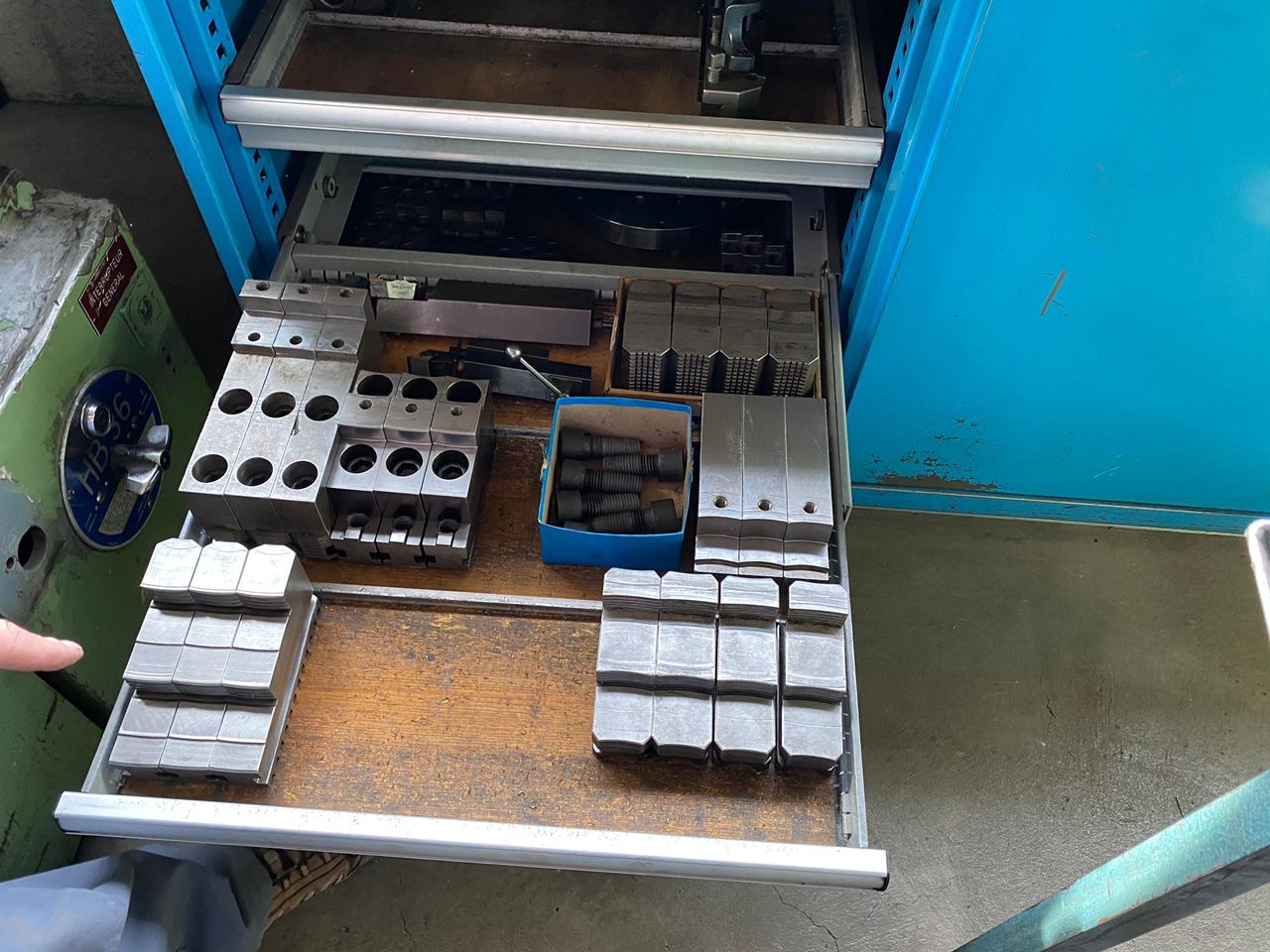 Lathes (CNC and Manual)/LEADSCREW LATHE CAZENEUVE TYPE HB-725