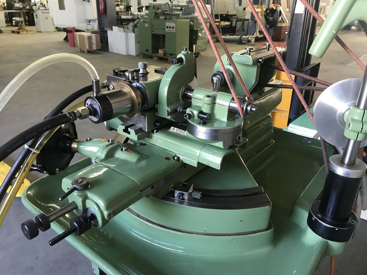 Grinding/UNIVERSAL GRINDING MACHINE TRIPET TYPE MUS100