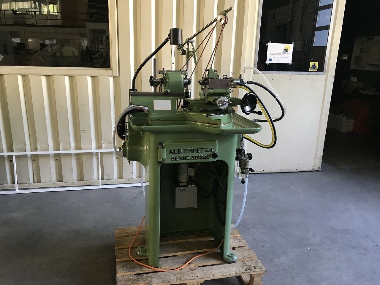 Grinding/UNIVERSAL GRINDING MACHINE TRIPET TYPE MUS100
