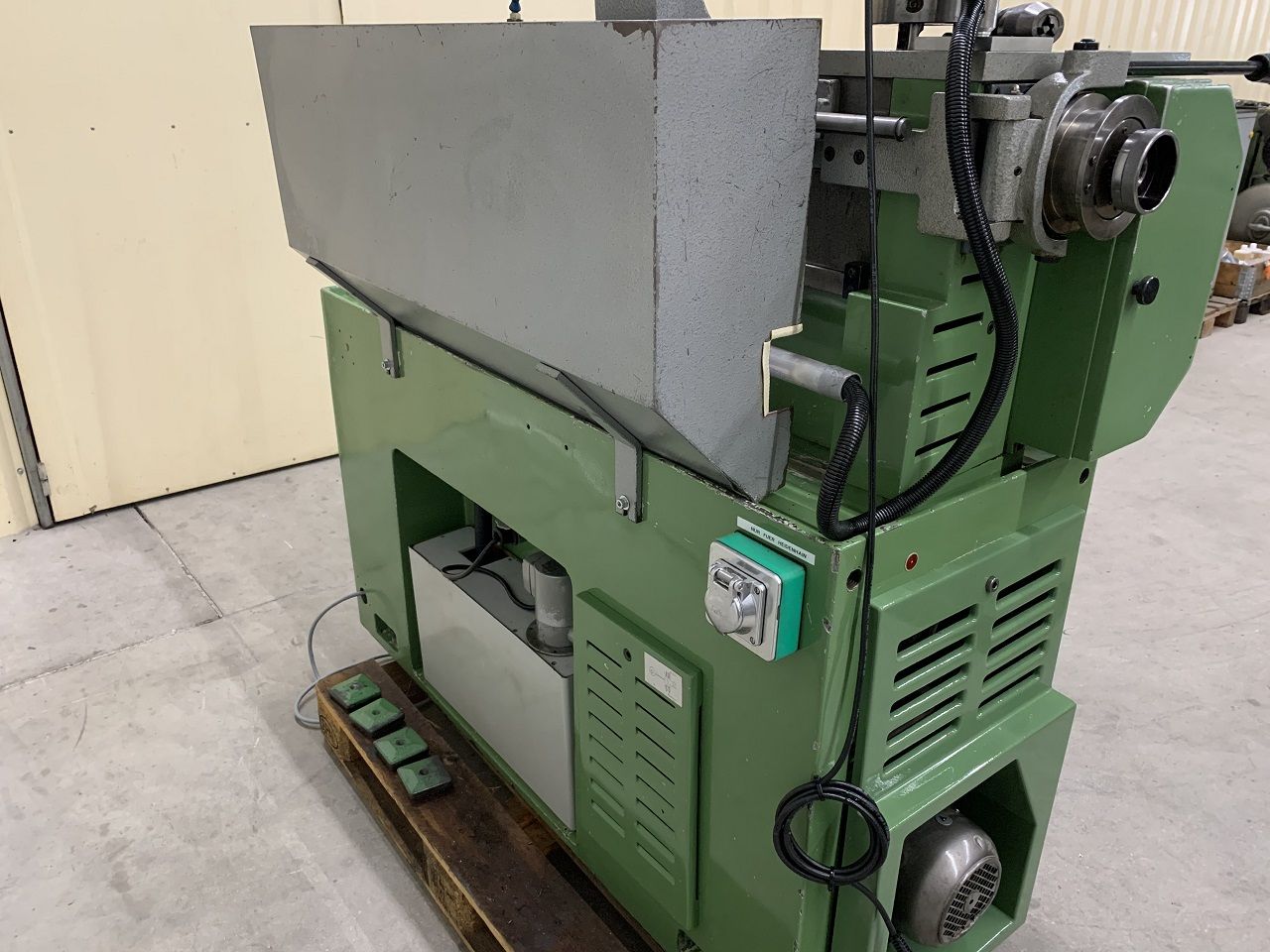 Lathes (CNC and Manual)/LEADSCREW LATHE SCHAUBLIN TYPE 125-C B-32