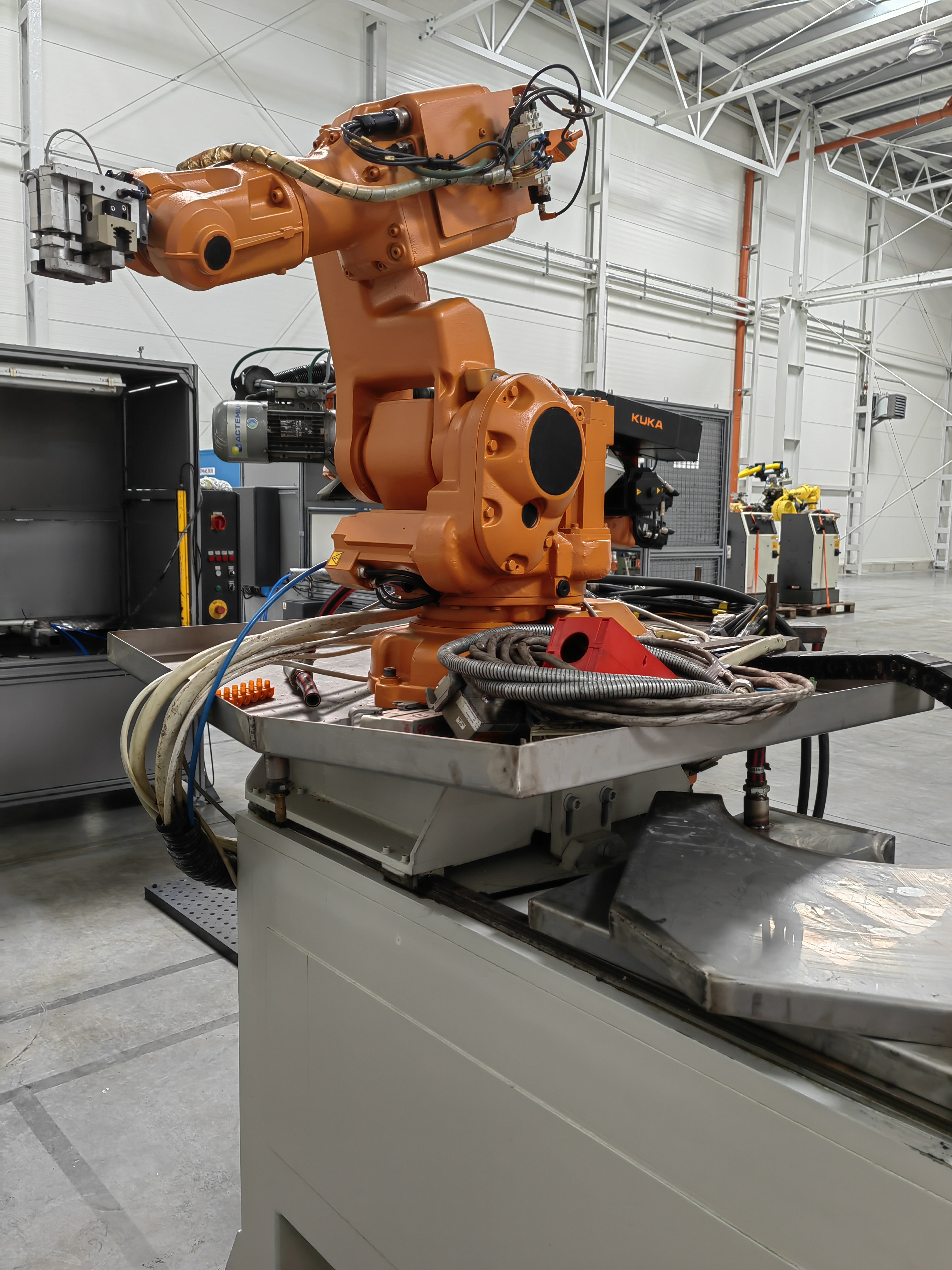 Robots/ABB IRB 140 6-axis robot