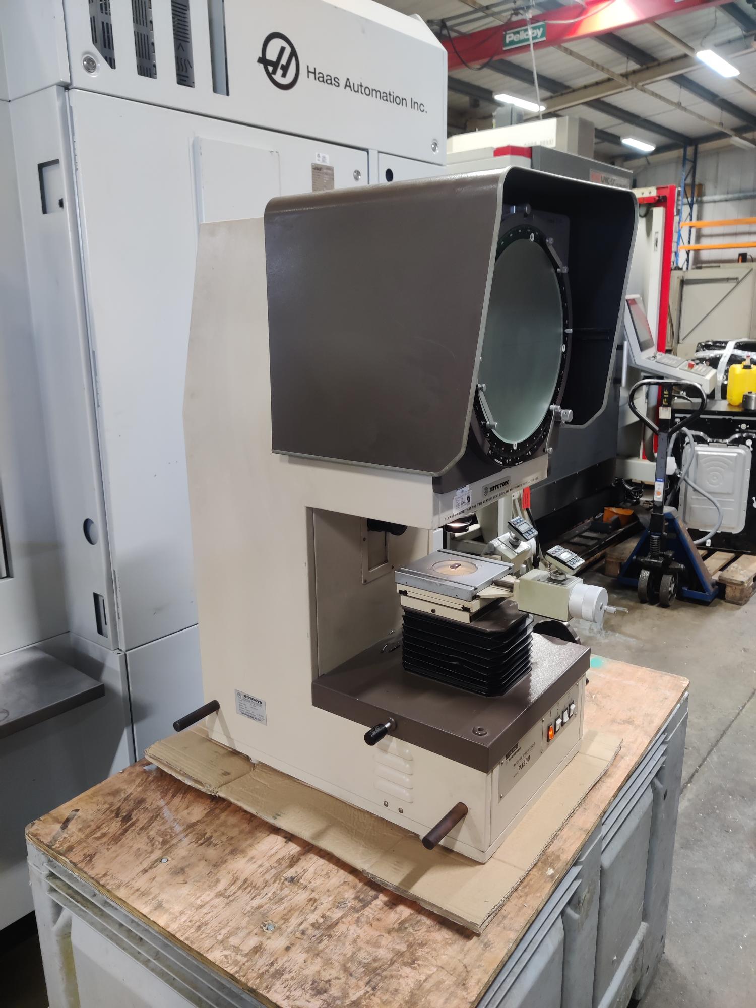 Inspection Equipment/Used Mitutoyo PJ300 Projector (4754)