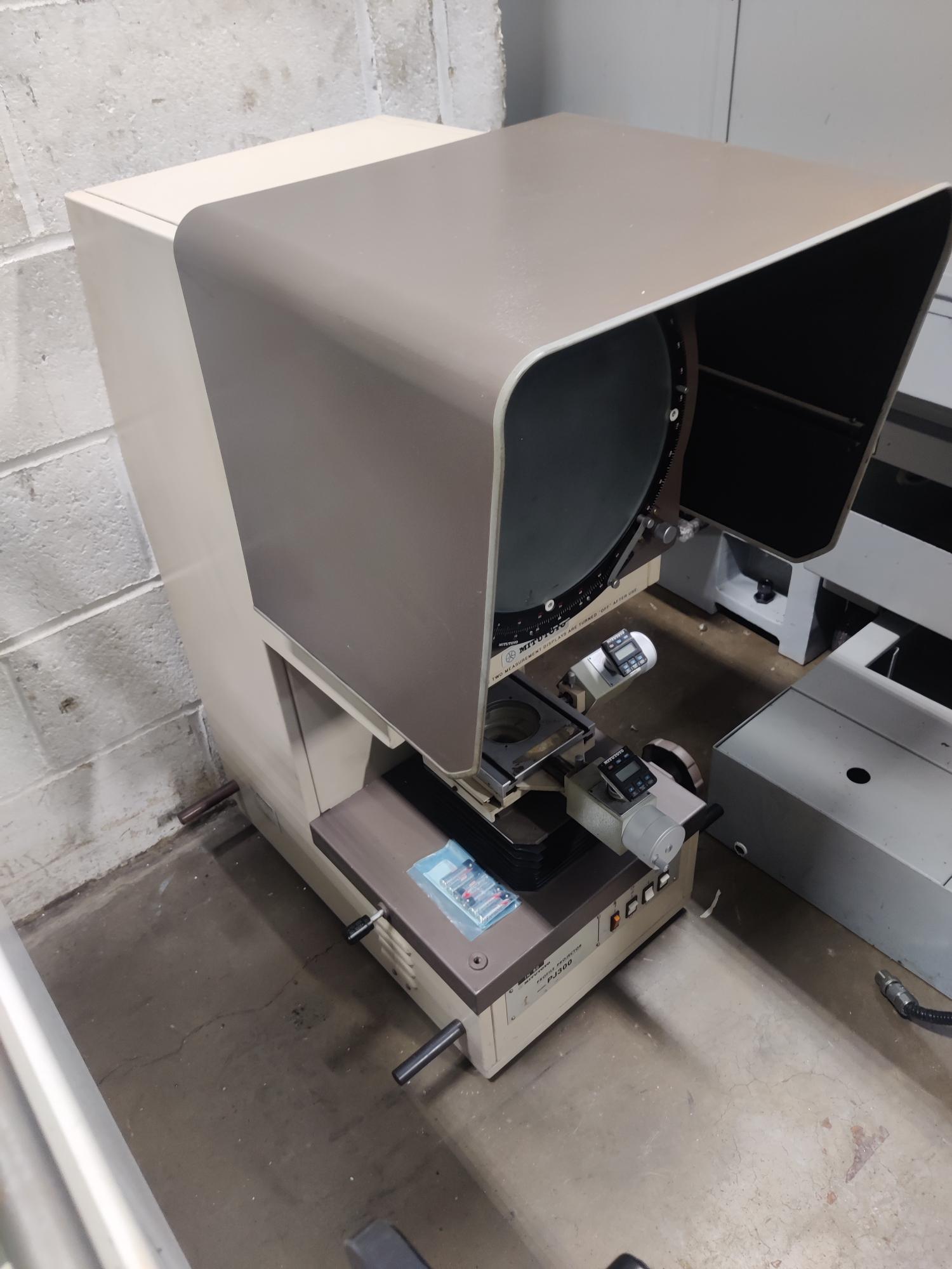 Inspection Equipment/Used Mitutoyo PJ300 Projector (4754)