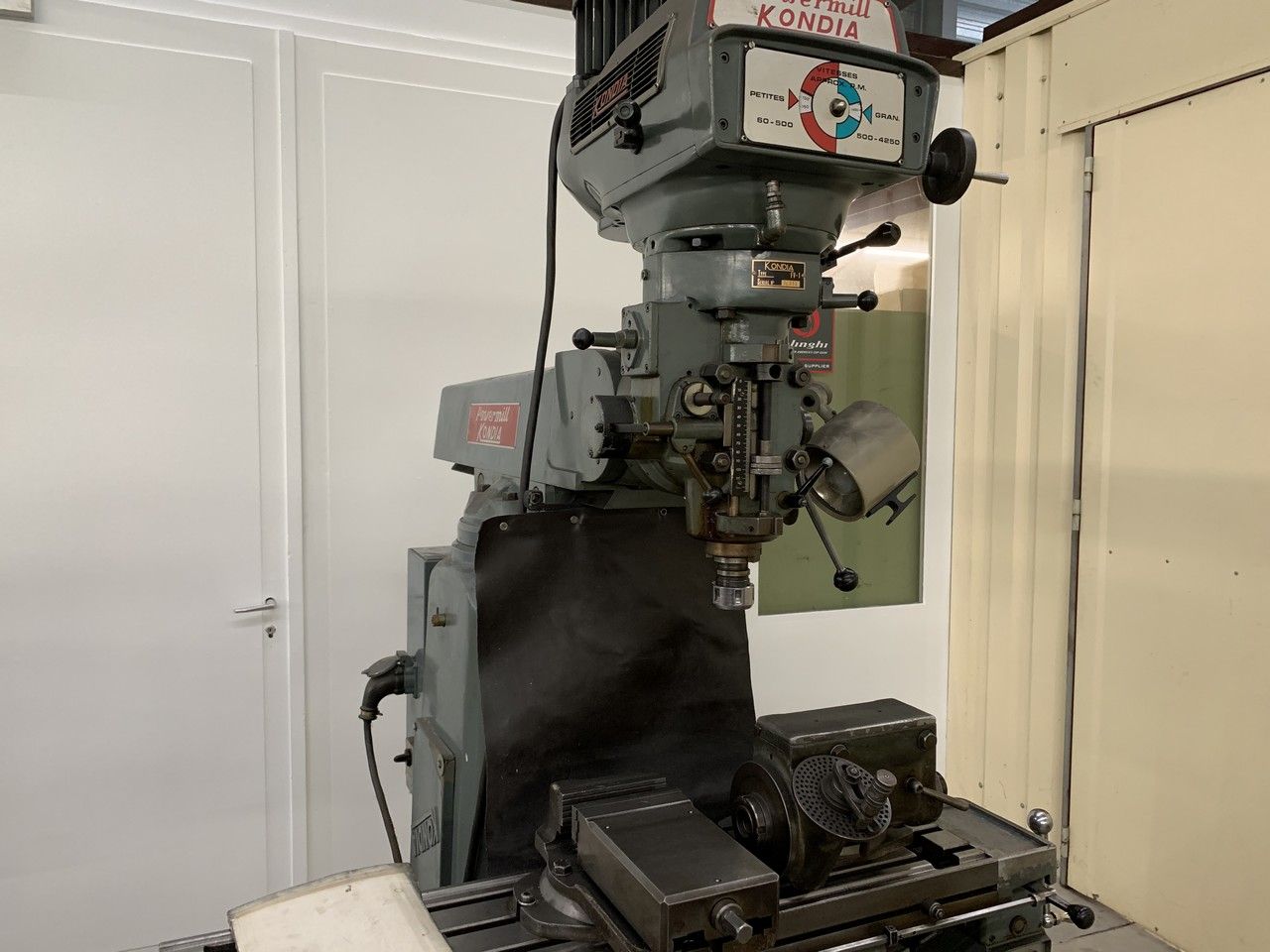 Milling/UNIVERSAL MILLING MACHINE KONDIA TYPE FV-1