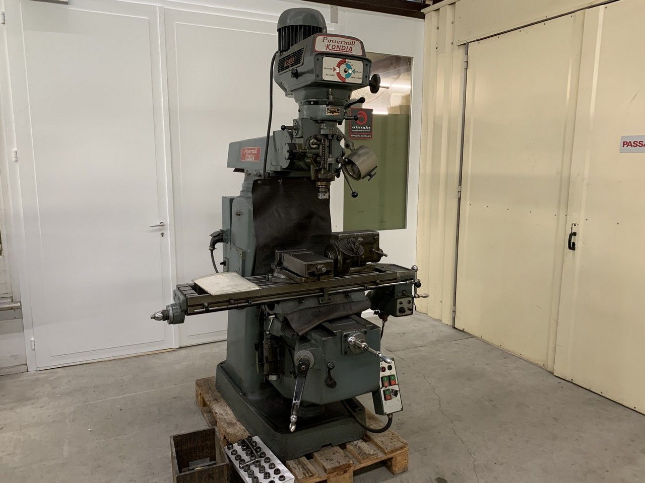 Milling/UNIVERSAL MILLING MACHINE KONDIA TYPE FV-1