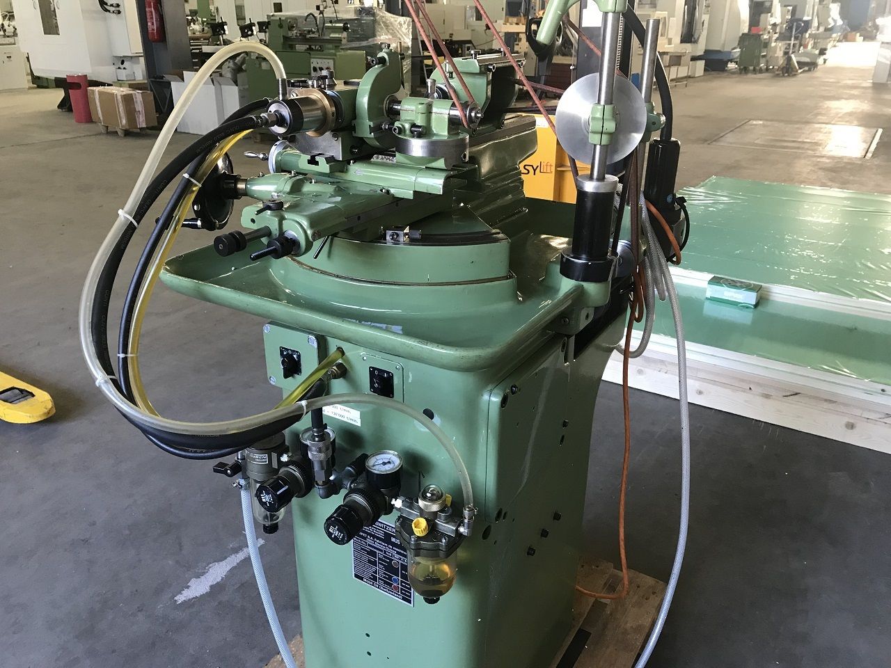 Grinding/UNIVERSAL GRINDING MACHINE TRIPET TYPE MUS100