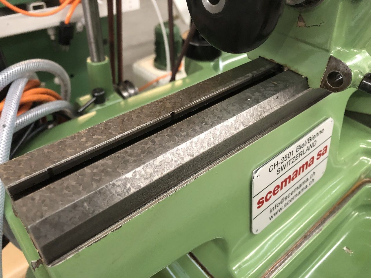 Grinding/UNIVERSAL GRINDING MACHINE TRIPET TYPE MUS100