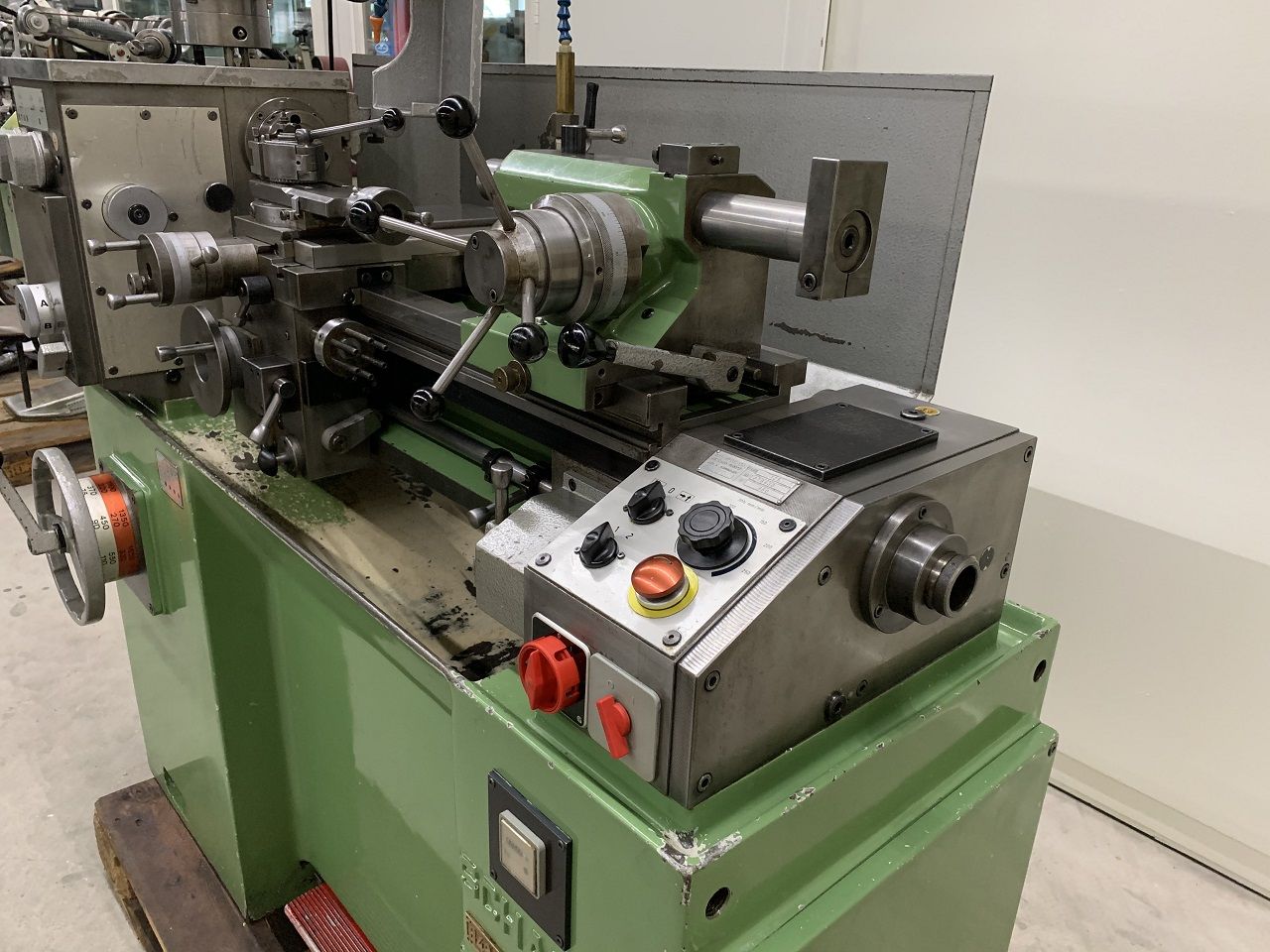 Lathes (CNC and Manual)/LEADSCREW LATHE SCHAUBLIN TYPE 125-C B-32