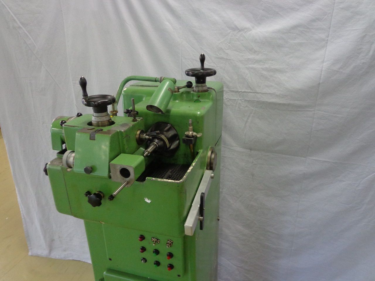 Tool & Cutter Grinders/TOOL AND CUTTER GRINDER STRAUSAK 124