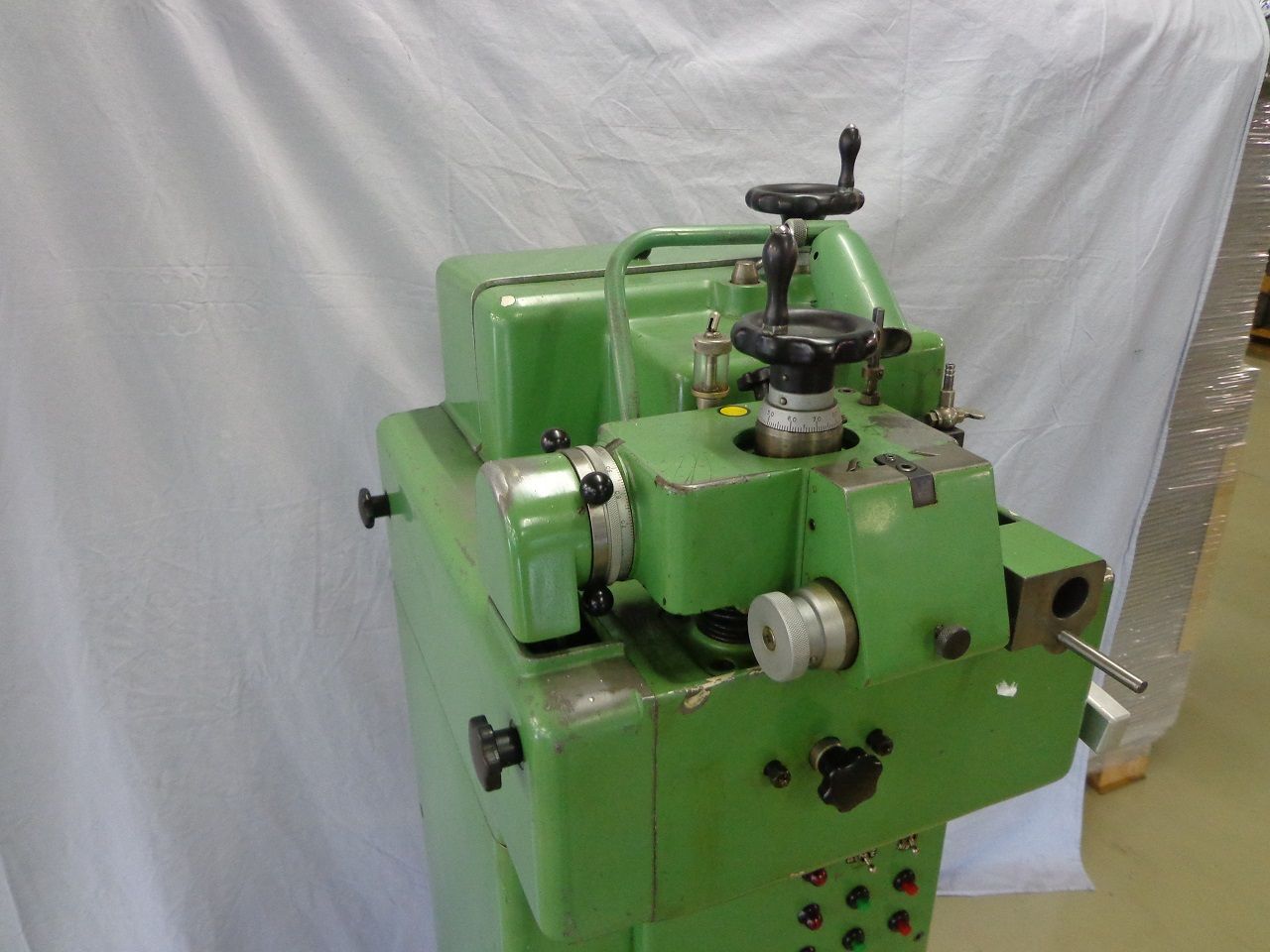 Tool & Cutter Grinders/TOOL AND CUTTER GRINDER STRAUSAK 124
