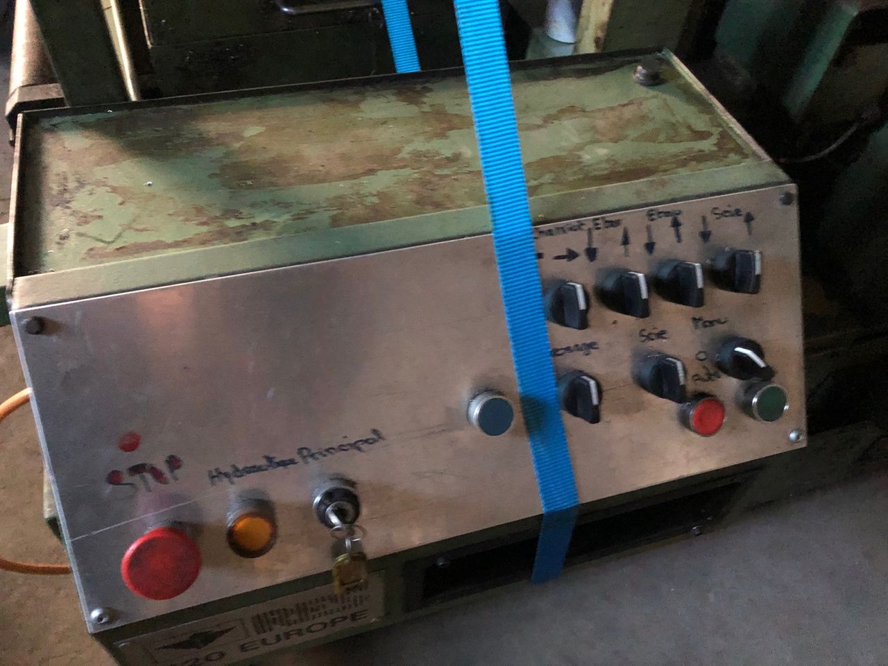 Horizontal Bandsaws/BAND SAWING MACHINE RES TYPE 320 EUROPE