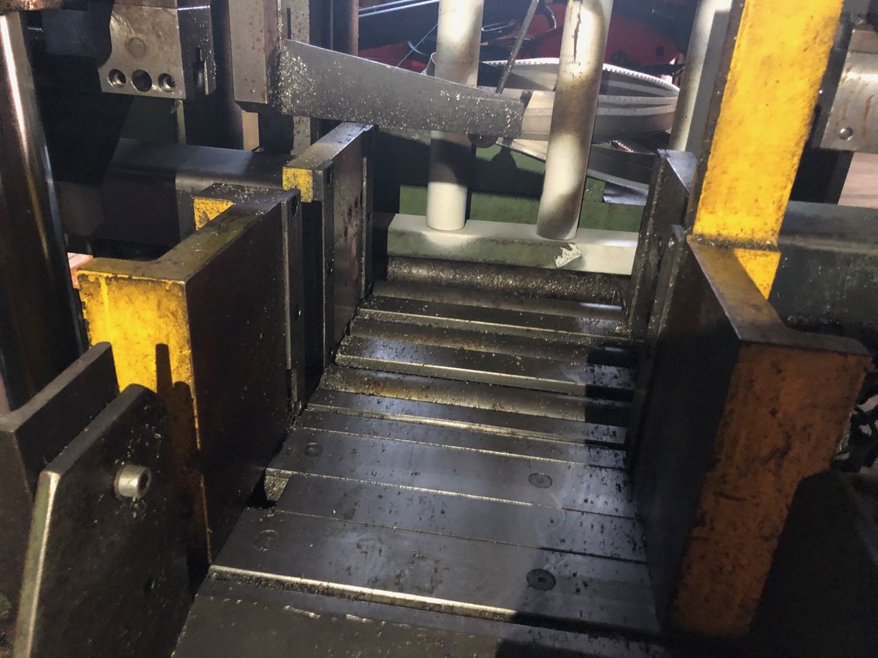 Horizontal Bandsaws/BAND SAWING MACHINE RES TYPE 320 EUROPE