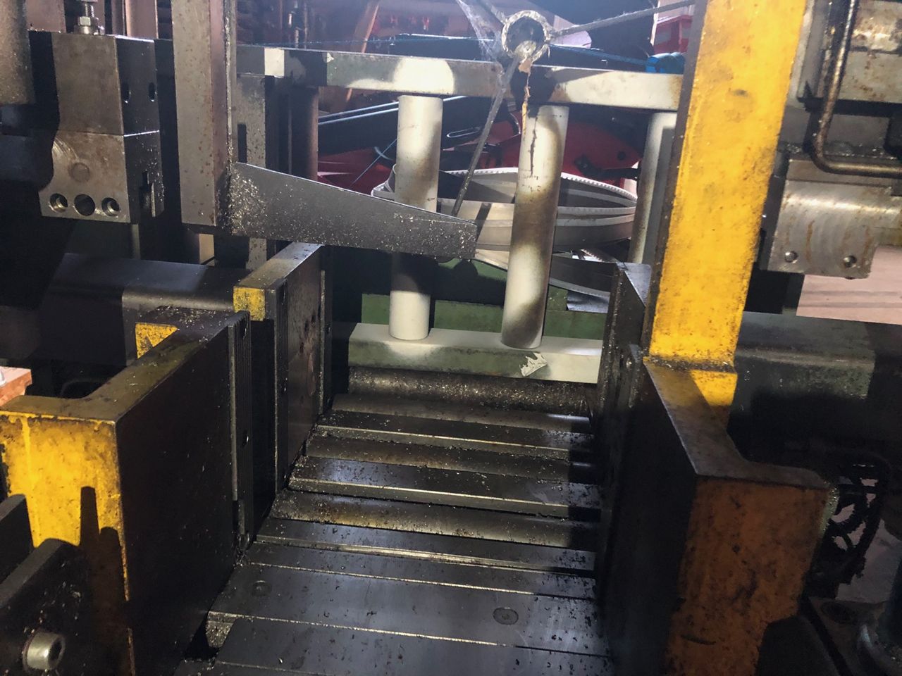 Horizontal Bandsaws/BAND SAWING MACHINE RES TYPE 320 EUROPE