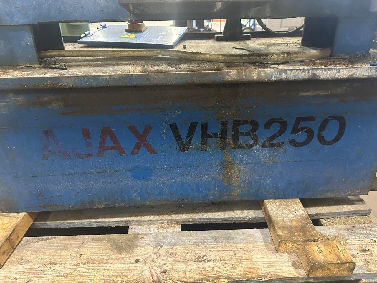 Horizontal Bandsaws/Used Ajax VHB250 Bandsaw (4810)